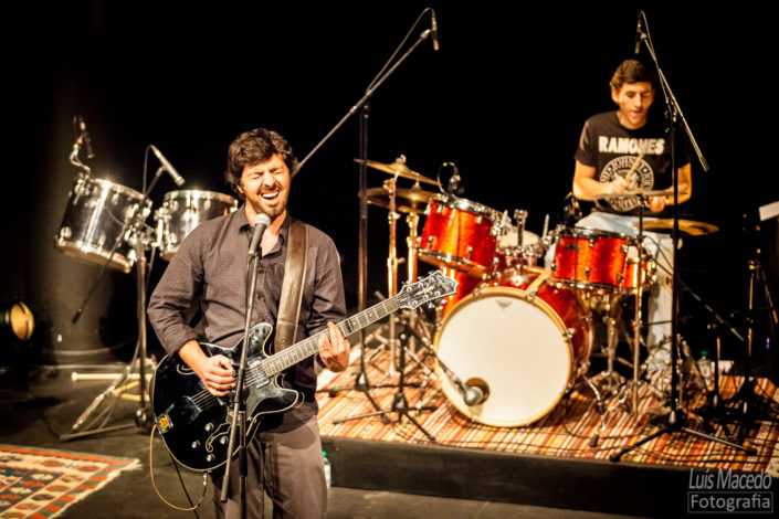 reportagem fotografia lotacao 136 tresporcento lisboa teatro azafama banda concerto musica