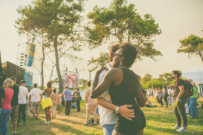 festival sol caparica verao musica praia concerto ambiente publico