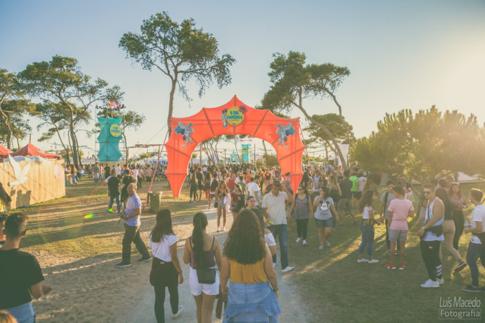festival sol caparica musica portuguesa fotografia verao ambiente publico fan
